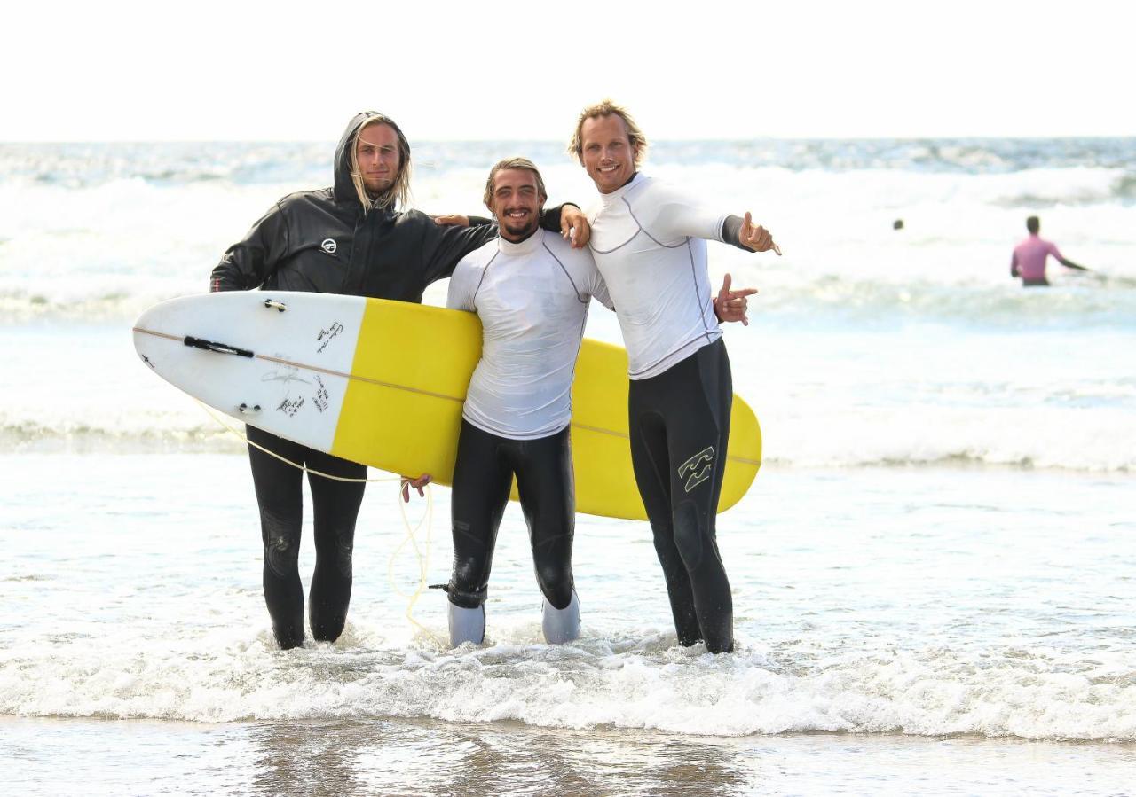 Отель Surfivor Surf Camp Эшмориш Экстерьер фото